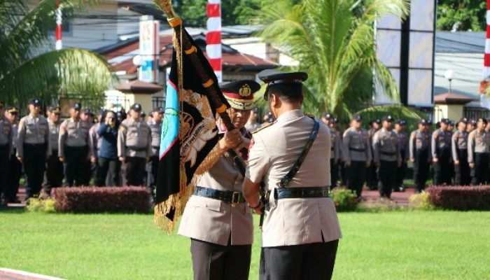 Resmi Jabat Kapolda Sulut, Irjen Pol Yudhiawan Terima Pataka Maesaan Waya