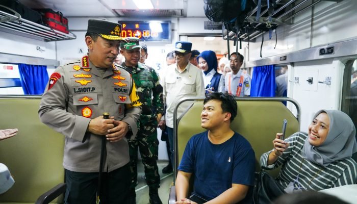 Kapolri Pastikan Pemudik Terlayani dengan Baik Saat Tinjau Stasiun Pasar Senen