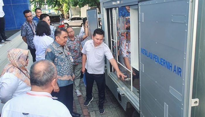 Mewakili Pemkot Manado, Sekda Micler Lakat Terima Bantuan Kendaraan Instalasi Penjernih Air dari BPPW Sulut