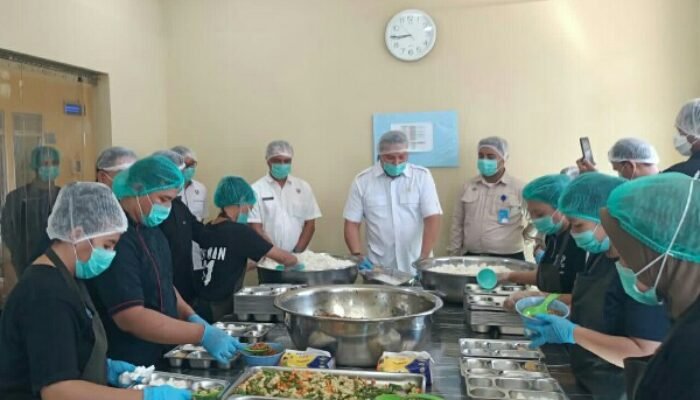 Anggota Komisi III DPR RI Tinjau Dapur MBG di SPN Polda Sulut