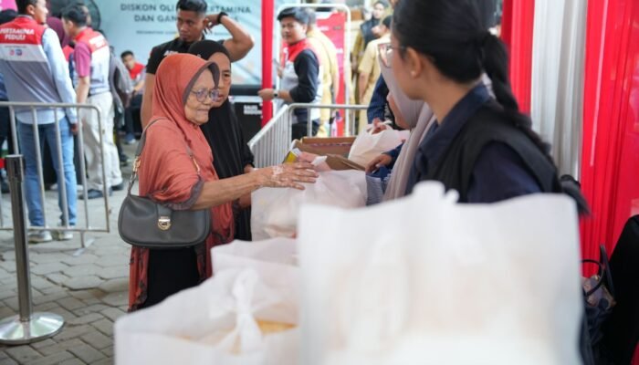 Pertamina Salurkan 1.000 Paket Sembako melalui Program Pasar Murah di Makassar