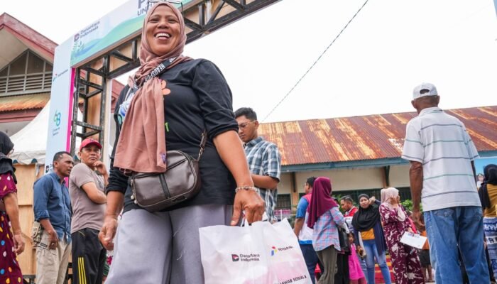 Pertamina Salurlan 1.000 Paket Sembako untuk Warga Kendari