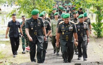 Peringati HUT ke-68, Pangdam XIII/Merdeka Pimpin Ziarah Rombongan di TMP Kairagi Manado