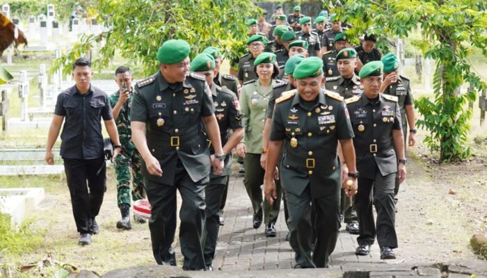 Peringati HUT ke-68, Pangdam XIII/Merdeka Pimpin Ziarah Rombongan di TMP Kairagi Manado