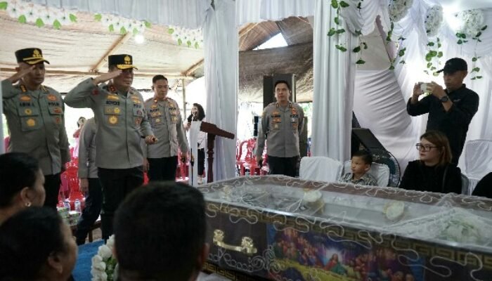 Melayat ke Rumah Duka Almarhum Briptu Excel Mamuli, Kapolda Sulut Berikan Dukungan untuk Keluarga