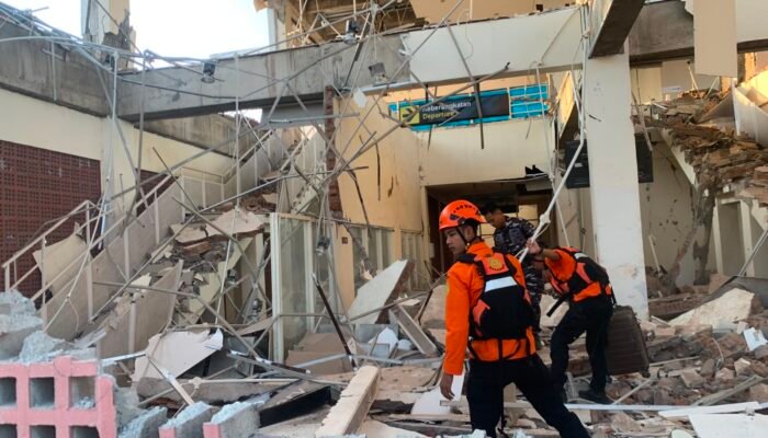 Tim SAR Gabungan Evakuasi Korban Gempa NTT
